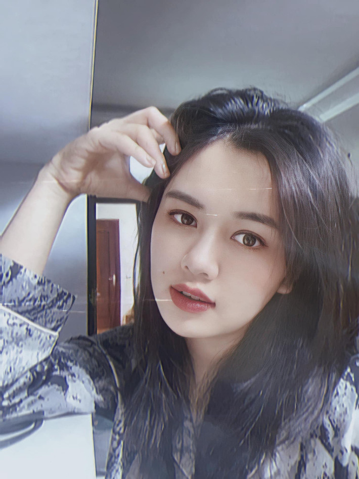 Được biết, Quế Ngọc Hải quen bà xã trong một lần tình cờ tới trường và đã bị "cảm nắng" cô ngay từ cái nhìn đầu tiên.