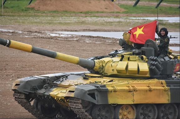 Các thành viên kíp xe vui mừng vẫy cờ Tổ quốc sau khi hoàn thành bài thi.