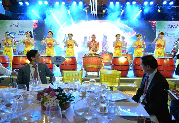 Bữa tối là tiệc chúc mừng các đại biểu sau khi kết thúc 3 ngày nghị sự của Hội đồng tư vấn kinh doanh APEC - ABAC.