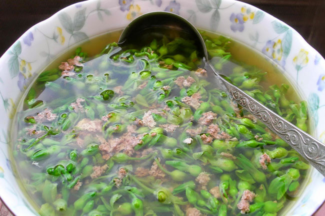 3. Canh cua thiên lý: Canh hoa thiên lý nấu cua mát, bổ và rất có ích cho người khó ngủ. Cách nấu: Cua đồng gỡ mai để riêng, bỏ yếm, rửa sạch, để ráo, cho vào cối, giã nhuyễn. Lọc lấy nước cua, bỏ bã. Lấy phần gạch ở mai cua rồi ướp với hạt nêm. Hoa thiên lý rửa sạch, để ráo. Nước cua vừa lọc cho vào nồi thêm ít nước mắm rồi đun sôi với lửa. Sau khi nước cua sôi đem cho gạch cua vào mục đích để gạch riêu cua đóng thành bánh. Sau đó mới cho hoa thiên lý vào và nấu chín. Cần nêm nếm gia vị sao cho vừa ăn.