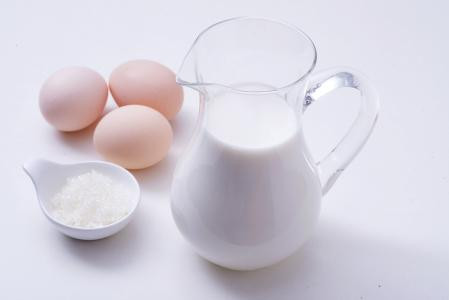 Sữa: Đây là một nguồn cung cấp protein, riboflavin, kali, canxi, phốt pho, vitamin B12 và vitamin D tuyệt vời cho cơ thể. Đây đều là chất dinh dưỡng cần thiết cho hoạt động của não bộ. Ảnh: vcg.