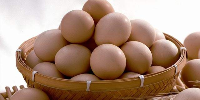 Trứng gà: Lòng trắng trứng chứa hàm lượng protein cao, lòng đỏ trứng rất giàu lecithin, triglyceride, cholesterol và hormone có tác dụng quan trọng trong sự phát triển thần kinh, tăng cường trí nhớ. Ảnh: wochacha.