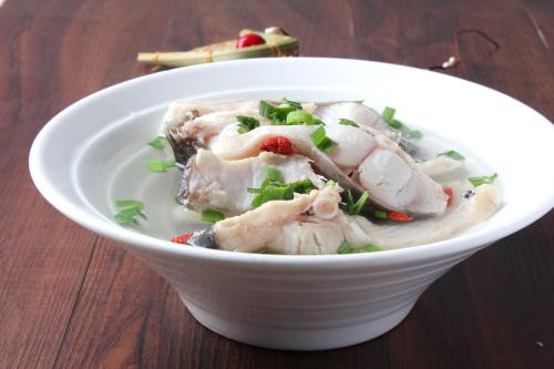 Cá: Là một trong những thức phẩm hàng đầu tốt cho sự phát triển trí não. Đầu cá giàu lecithin, một nguồn quan trọng của dẫn truyền thần kinh não bộ, giúp tăng cường trí nhớ, tăng khả năng tư duy và kỹ năng phân tích, kiểm soát sự lão hóa của các tế bào não, chống lão hóa. Cá cũng là một nguồn cung cấp chất đạm và canxi chất lượng cao, đặc biệt là hàm lượng lớn các axit béo không no rất quan trong với sự phát triển của não bộ và mắt. Ảnh: huitu.