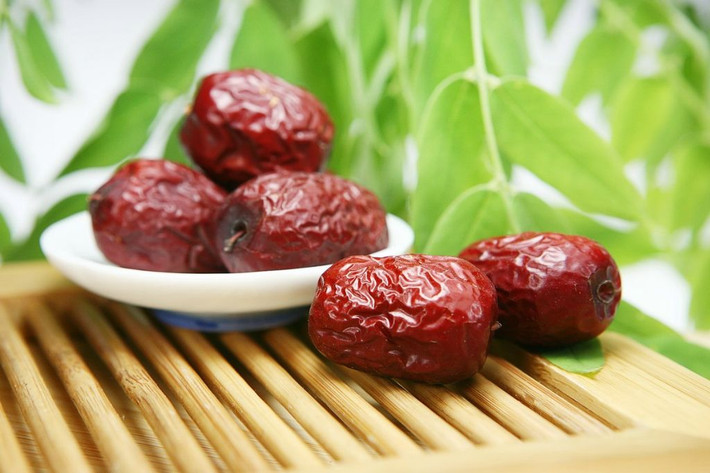 Táo đỏ: Mỗi 100 g táo đỏ chứa đến 380-600 mg vitamin C, vì thế nó còn được mệnh danh là "thuốc" vitamin C tự nhiên. Vitamin C giúp duy trì độ nhạy bén của não bộ, tăng cường chức năng các tế bào não tế bào, kích thích các tế bào não hoạt động. Ảnh: nuomi.