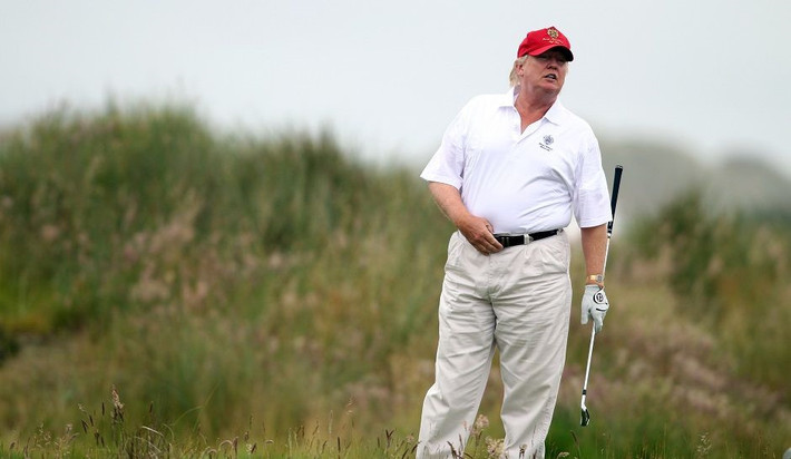 Trong thời gian nghỉ ở đây, ông Trump thường xuyên ra sân chơi golf và thư giãn trong khuôn viên CLB. Ảnh: The Inquisitr.