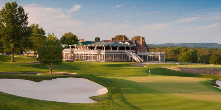 Sân golf Trump National có 36 lỗ, với chi phí hội viên CLB lên tới hơn 300.000 USD. Năm 2017, khu dinh thự của sân golf trở thành một trong ba nơi ở chính thức của tổng thống. Ảnh: Business Insider.