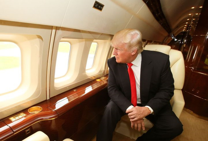 Trước khi trở thành Tổng thống Mỹ, ông Donald Trump và gia đình nổi tiếng với phong cách sống thượng lưu, xa xỉ. Ông và gia đình thường xuyên di chuyển trên chiếc phi cơ riêng và ở tại các khách sạn hạng sang trên khắp thế giới. Ảnh: Time.