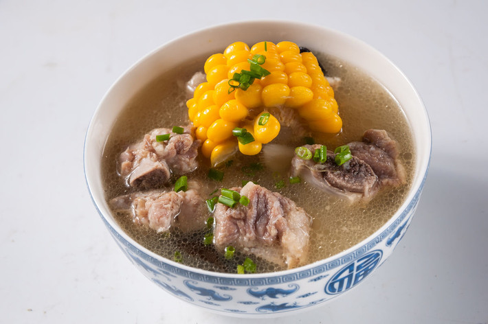 Sau khi ăn ngô, cơ thể bạn nạp nhiều chất xơ sẽ giúp no lâu. Thêm xương sườn tuy bổ dưỡng giàu protein nhưng lipid thấp. Vì thế, ăn canh sườn hầm ngô vừa bổ dưỡng nhưng lại giúp ích trong việc giảm cân. Ảnh: huitu.