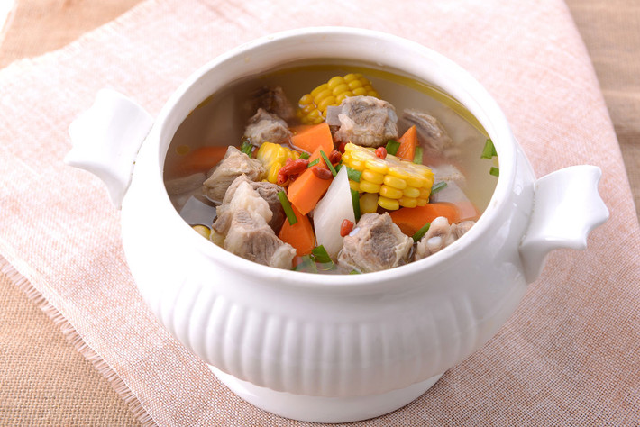 Ngô là thực phẩm giàu chất xơ, ăn canh xương sườn hầm ngô sẽ giúp kích thích gia tăng nhu động ruột, cải thiện chức năng tiêu hóa, có tác dụng tốt trong điều trị táo bón, chứng khó tiêu và triệu chứng tiêu hóa khác. Ảnh: huitu.