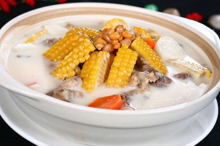 Ngô cũng là thực phẩm giàu axit amin, vitamin A có tác dụng chống lão hóa rất tốt. Khi ngô kết hợp với protein có trong xương sườn cơ thể càng dễ hấp thụ. Ảnh: huitu.