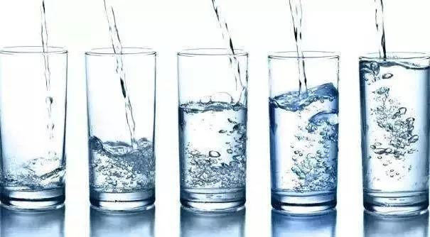Đừng đợi khát mới uống: Uống nước chính là việc làm cần thiết đối khi chăm sóc sức khỏe. Các chuyên gia Y tế khuyến cáo, khi chúng ta cảm thấy khát nước thì đây là dấu hiệu cơ thể thiếu hụt nước trầm trọng. Khi cơ thể thiếu nước, không những thần kinh chậm chạm, miệng khô, cổ họng khô, toàn thân mệt mỏi, thiếu sức lực mà các chất độc sẽ tích lại trong cơ thể lâu hơn gây ảnh hưởng đến chức năng của gan, thận. Ảnh: haining.