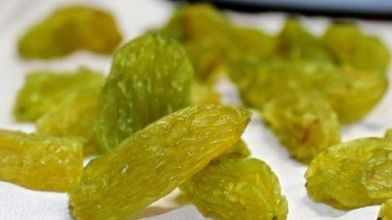 Nho khô là thực phẩm thiên nhiên có thể giúp cải thiện tình hình tiêu hóa, loại bỏ cholesterol dư thừa, hạ thấp triglyceride máu, ngăn ngừa táo bón, thải độc cơ thể. Ảnh: baidu.