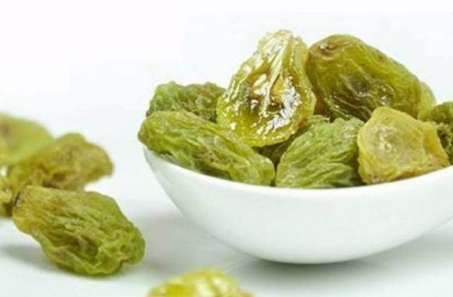 Đối với các nữ nhân viên văn phòng, hàng ngày ăn một nhúm nho khô và ăn liên tiếp trong 7 ngày sẽ có hiệu quả rõ rệt đối với sức khỏe. Ảnh: baidu.