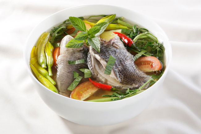 2. Canh rau rút cá rô: Món canh rau rút cá rô có hiệu quả tốt trong việc chữa mất ngủ, ăn uống kém hoặc bị suy nhược thần kinh. Cách nấu: Làm sạch rau rút, rửa sạch rồi thái nhỏ. Cá rô lọc lấy thịt và ướp thịt cá đã được thái mỏng, nên nếm gia vị cho ngấm. Xương cá đem giã nhỏ, lọc lấy nước, đun sôi nước xương đã lọc và cho thịt cá vào quấy đều. Sau khoảng 5-7 phút thì cho rau rút vào. Lưu ý canh dùng nóng ăn mới ngon.