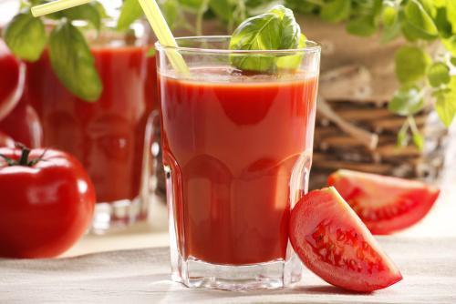 Nước ép cà chua: Mỗi ngày chăm chỉ uống một cốc nước ép cà chua hoặc thường xuyên ăn cà chua sống sẽ có tác dụng trị nám và các mảng đốm tối màu trên da. Ảnh: juimg.
