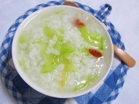 Cháo dưa chuột: Nguyên liệu: 100g gạo rẻ, 300g dưa chuột non, gừng tươi vài lát, muối vừa đủ. Cách làm: Dưa chuột rửa sạch, gọt vỏ, bỏ ruột bào mỏng. Gừng thái lát mỏng, gạo vo sạch. Ảnh: bainianwuyue.