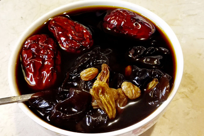 Táo đỏ có tác dụng bổ máu, hòa trung, ích khí, kiện tỳ, nhuận da. Mộc nhĩ đen có thể giúp mịn da, phòng ngừa sự lão hóa của da. Mỗi ngày hai bữa sáng tối ăn món canh này có tác dụng dưỡng da rất tốt. Ảnh: douguo.