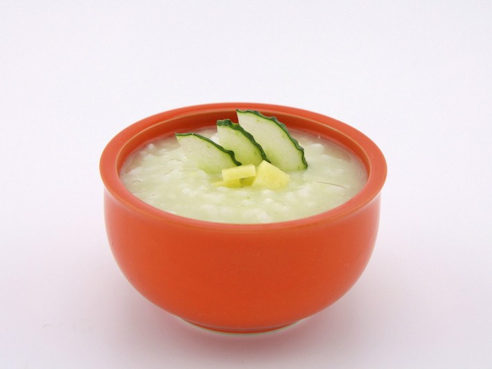 Khoa học hiện đại đã chứng minh, dưa chuột giàu kali, carotene, vitamin C, vitamin B1, vitamin B2, carbohydrate, protein, phốt pho, sắt và các chất dinh dưỡng khác. Thường xuyên ăn cháo dưa chuột sẽ có tác dụng làm trắng da rõ rệt. Ảnh: pcbaby.