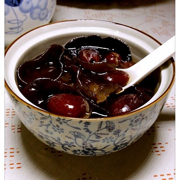 Canh mộc nhĩ đen táo đỏ: Nguyên liệu: 30g mộc nhĩ đen, 20 quả táo đỏ. Cách làm: Táo đen rửa sạch, bỏ hạt, mộc nhĩ ngâm nước lạnh cho nở đều, rửa sạch. Tất cả nguyên liệu cho vào nồi nấu khoảng nửa tiếng. Ảnh: douguo.