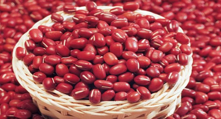 Đậu đỏ: Tác dụng lợi tiểu, tiêu thũng do mắc phải các bệnh tim, thận, gan gây nên. Đậu đỏ còn giúp giải rượu, giải độc, hạ huyết áp, điều chỉnh mỡ máu, đường huyết, đề phòng kết sỏi và có tác dụng làm đẹp da. Ảnh: lhzdsc.