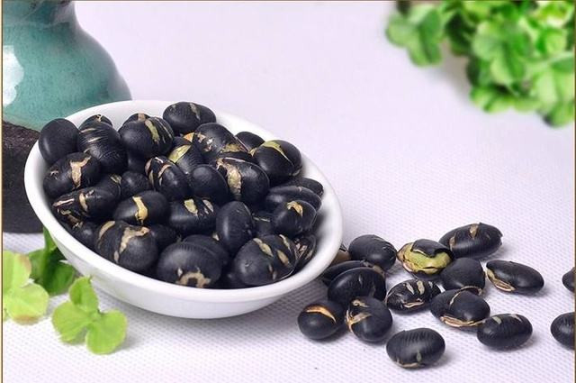 Đậu đen: Được mệnh danh là “vua của các loại đậu”, thích hợp với người mắc chứng thận hư. Đậu đen có tác dụng ích khí, bổ thận, giải độc, lợi tiểu, tiêu thũng, hạ khí, đen tóc, bổ hư, ngăn mồ hôi trộm. Ảnh: baidu.