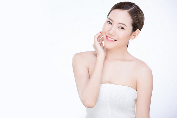 Da sáng tự nhiên: Da nhợt nhạt có thể làm hỏng toàn bộ vẻ đẹp của bạn. Và sự tồn tại của chất bẩn trên bề mặt da của bạn. Tuy nhiên, phương pháp làm sạch dầu có thể giúp da trắng sáng tự nhiên và giảm sự phụ thuộc vào các loại mỹ phẩm trang điểm.