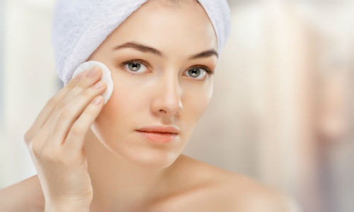 Cân bằng sản xuất dầu trong da của bạn: Một lợi ích tuyệt vời của phương pháp này là nó điều chỉnh sản xuất dầu trong da của bạn. Ngăn ngừa sản xuất bã nhờn và cân bằng độ ẩm là điều cần thiết để duy trì sức khỏe tổng thể của da và đảm bảo da không bị nhờn.
