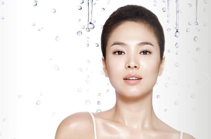 Cung cấp ẩm, làm sạch sâu da của bạn: Phương pháp chăm sóc da bằng dầu có thể làm sạch da của bạn từ sâu bên trong da. Hỗn hợp dầu tự nhiên thấm qua bề mặt da và loại bỏ các chất độc. Sử dụng dầu làm sạch có thể đảm bảo rằng làn da của bạn không bị bụi bẩn và tươi mới hàng ngày.