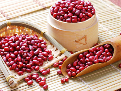 Đậu đỏ cũng chứa nhiều saponin có tác dụng giải rượu, giải độc, tốt cho tim mạch. Đậu đỏ cũng giàu chất xơ nên nhuận tràng, tốt cho tiêu hóa, ngừa lắng sỏi, giảm béo, làm đẹp. Bà bầu ăn nhiều đầu đỏ có lợi cho sữa. Đậu đỏ còn có thể nghiền nát đắp ngoại trị quai bị hiệu quả, an toàn. Ảnh: xywy.