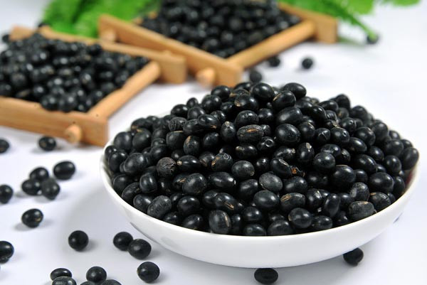 Cách chế biến đậu đen tốt nhất: Dùng đầu đen, vừng đen kết hợp làm thành sữa đậu đen vừa thơm ngon vừa bổ dưỡng. Sữa này sẽ cũng cấp cho cơ thể nhiều chất dinh dưỡng lành mạnh, dễ hấp thụ. Ảnh: jingyanshu.