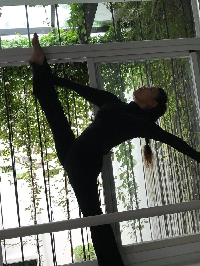 Hồ Ngọc Hà truyền cảm hứng cho mẹ với yoga - Ảnh: Internet