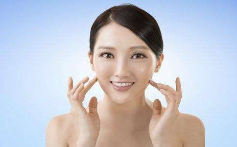 Làn da của chúng ta vì thế mà rất cần cung cấp nước đầy đủ để tránh da bị khô, thô ráp và nứt nẻ. Ngồi lâu trước máy tính da sẽ tiết nhiều dầu nếu không đủ nước tình trạng này sẽ càng trở nên trầm trọng.