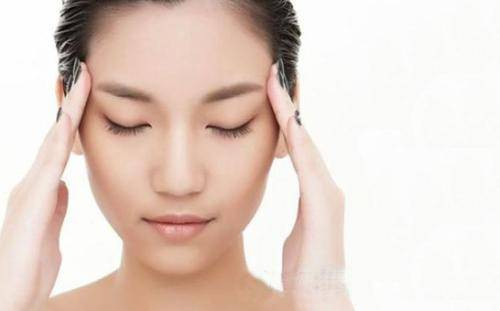 Ngoài ra có thể bù nước có da bằng cách xịt khoáng, đây là cách bù nước bên ngoài thích hợp cho những người ngồi trong môi trường làm việc văn phòng trong máy lạnh thời gian dài.