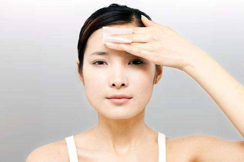 Cứ cách vài ngày một lần, trước khi đi ngủ hãy lựa chọn đắp mặt nạ thích hợp với làn của mình cũng là cách dưỡng ẩm, bù nước thích hợp và hiệu quả đối với da của bạn.