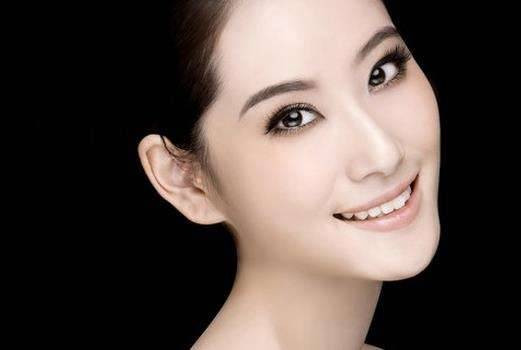 Thông thường, khi đã bận tâm vào làm việc khác bạn sẽ bận rộn mà quên mất việc uống nước. Chỉ khi cơ thể thiếu nước trầm trọng và nhắc nhở bạn bằng cảm giác khát thì sẽ không có lợi cho cơ thể và làn da.