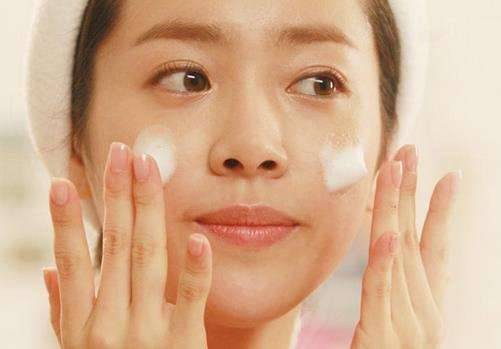 Cách bù nước cho da có thể đơn giản nhất chính là uống nước lọc hàng ngày. Cách này vừa rẻ vừa tiện lợi vì bạn có thể làm ở mọi lúc mọi nơi.