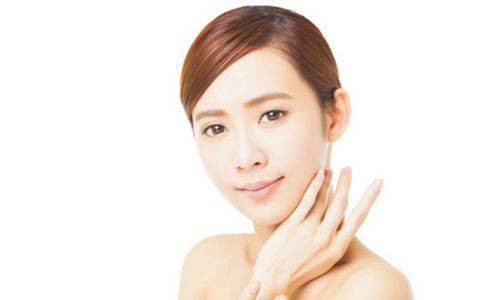 Trước khi đi ngủ cũng là thời gian bạn cần phải bù nước có da bằng. Đây cũng là thời điểm bù nước quan trọng cho cơ thể. Trong mấy tiếng ngủ đêm, da có khoảng thời gian dài để phục hồi nên rất cần nước. Đây chính là cách dưỡng ẩm miễn phí tuyệt vời cho da.