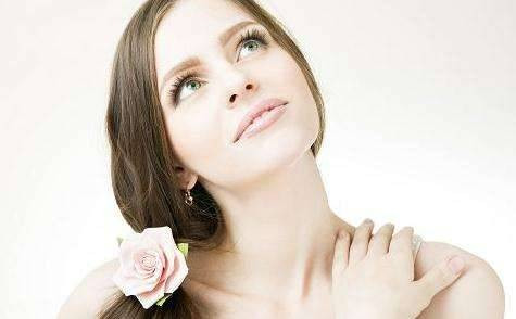 Việc chăm sóc da đầu tiên cần phải tính đến cung cấp độ ẩm cho da bằng cách bù đủ nước cho da. Thời điểm đầu tiên cần phải bổ sung nước cho da là ngay sau khi thức dậy vào buổi sáng. Sau một đêm, da sẽ thiếu nước trầm trọng, việc cung cấp nước cho da để giúp da lấy lại đồ đàn hồi tốt.