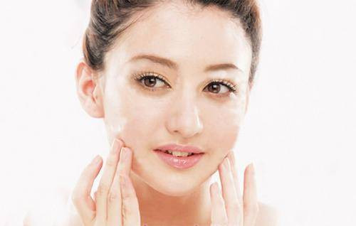 Ngoài nước lọc, bạn có thể bù nước cho da bằng nước hoa quả, nước khoáng giàu vitamin và khoáng chất có lợi cho da.