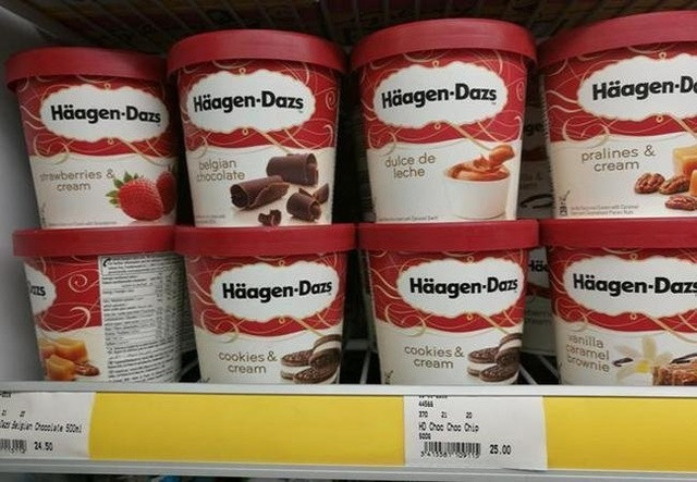 Kem Haagen Dazs dạng hộp 500gr giá chỉ 159.000 VND. Giá của sản phẩm kích cỡ tương đương ở Việt Nam rơi vào khoảng 300.000 VND.