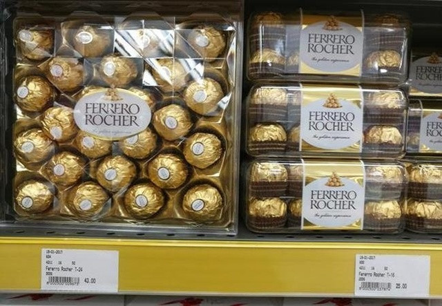 Kẹo sô cô la nhân hạt dẻ Ferrrero Rocher hộp 300gr giá chỉ 28,75 AED (178.000 đồng). Ở Việt Nam, mức giá này chỉ đủ mua một hộp loại 200gr.