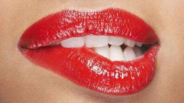 Uống nhiều nước ấm: Môi nứt nẻ, bong tróc ngoài liên quan đến khí hậu còn do cơ thể thiếu nước và vitamin. Ngoài việc bổ sung vitamin bạn cần phải uống đủ 6-8 ly nước ấm mỗi ngày, đặc biệt là vào thời điểm sau khi ngủ dậy. Ảnh: 92to.