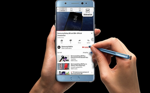Bút S Pen của Galaxy Note FE cho thao tác nhanh và chính xác, cho phép người dùng dễ dàng truy xuất ghi chú ngay trên màn hình hiển thị hoặc màn hình khóa mà không cần mở ứng dụng. Đồng thời, người dùng có thể ghim các ghi chú quan trọng và chỉnh sửa trực tiếp trên màn hình Always On Display.