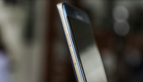 Galaxy Note FE cung cấp bảo mật với công nghệ xác thực sinh trắc học, bao gồm quét vân tay và quét mống mắt thời thượng cho thao tác mở khóa chỉ trong nháy mắt. Cùng với Samsung Knox – nền tảng bảo mật đẳng cấp hàng đầu theo tiêu chuẩn quốc phòng, Note FE giúp lưu giữ, bảo vệ dữ liệu hoặc thông tin cá nhân một cách tuyệt đối và truy cập an toàn vào các dịch vụ như Secure Folder.