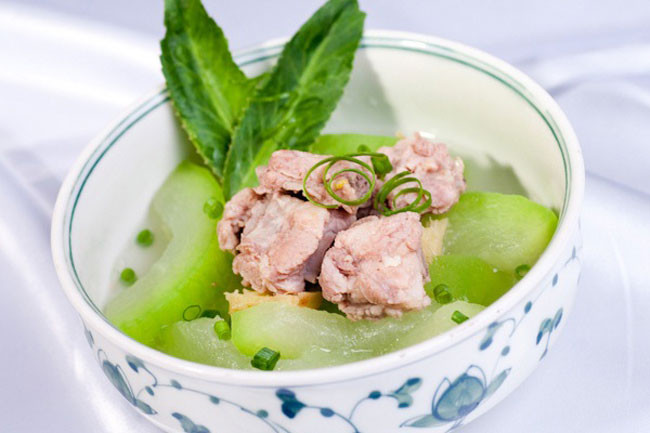 5. Canh vịt bí xanh: Đây là món ăn có tác dụng an thần, thanh nhiệt, chữa mất ngủ, thần kinh suy nhược. Cách nấu: Vịt sau khi làm sạch, chặt miếng vừa ăn, cho vịt vào nồi, đun sôi khoảng 20 phút thì cho tiếp bí xanh vào, đun đến khi vịt chín, bí nhừ là được.