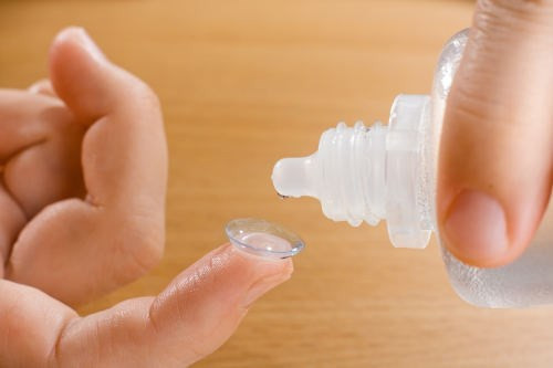 6. Một số loại thuốc nhỏ mắt có thể kích thích mắt của bạn và làm mờ mắt từ chất bảo quản trong đó. Thuốc gây dị ứng (phản ứng phụ) là một trong những nguyên nhân gây ra thị lực mờ bất ngờ, cho dù đó là thuốc không cần toa hoặc thuốc kê đơn. Điều trị có thể đơn giản như sử dụng nước mắt nhân tạo.