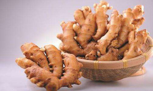 Điều trị cảm lạnh: Mùa Đông nếu bị cảm lạnh, hãy lấy một củ gừng già to đập dập cho vào nồi đun sôi, sau đó dùng lửa nhỏ đun một lúc cho ra tinh dầu. Đợi nước nguội khoảng 40 dộ C, dùng ngâm chân có thể trị được cảm lạnh trong mùa Đông. Ảnh: dahe