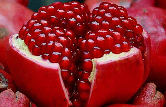 Quả lựu chứa vitamin như A, vitamin C và đặc biệt vitamin E -loại vitamin rất tốt cho da, có tác dụng chống lại quá trình lão hóa da hiệu quả, bảo vệ và phục hồi gan, thận, tăng cường hệ miễn dịch. Ảnh: bendibao.