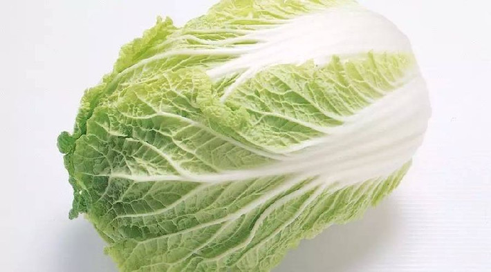Cải thảo bị dập nát, thối rữa. Trong cải thảo chứa nhiều chất nitrat. Nếu bị dập nát, thối rữa thì hàm lượng nitrat sẽ tăng lên gấp nhiều lần và vô tình nó trở thành thực phẩm có độc tố nguy hiểm. Ảnh: bendibao