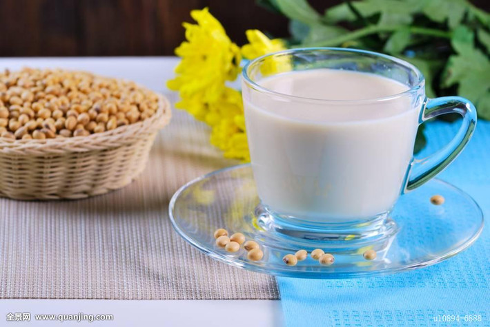 Sữa đậu nành sống: Trong thành phần sữa này có chứa chất ức chế độc hại trypsin, dễ gây độc sau khi uống. Do đó, sữa đậu nành phải được nấu chín kỹ trước khi uống. Ảnh: quanjing.